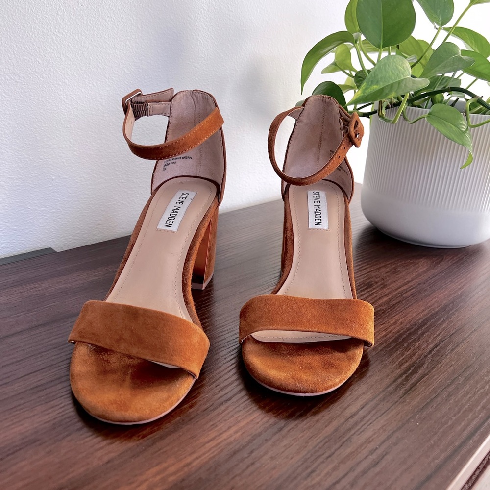 Steve Madden Magdalne sandals. Size 7. Brown block suede/ shiny heels